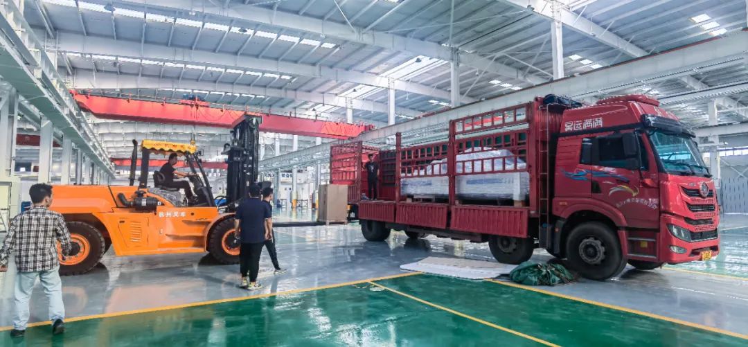 大族超能濟南制造基地首臺激光設備下線交付5.jpg
